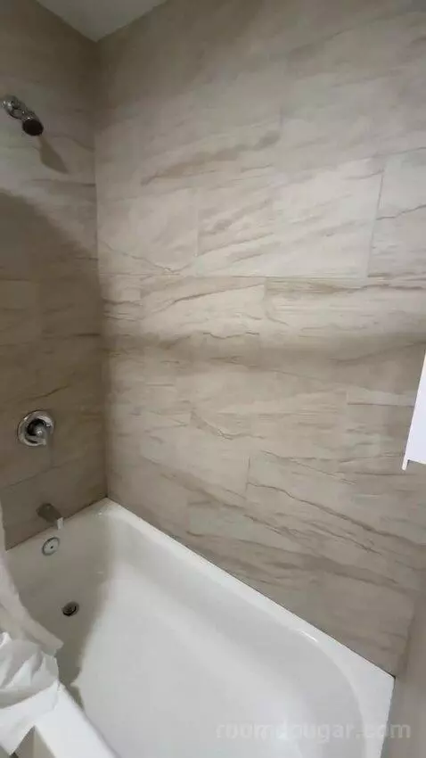 King Room (#108) bathroom picture #11