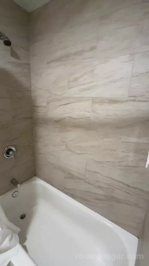 King Room (#108) bathroom picture #12