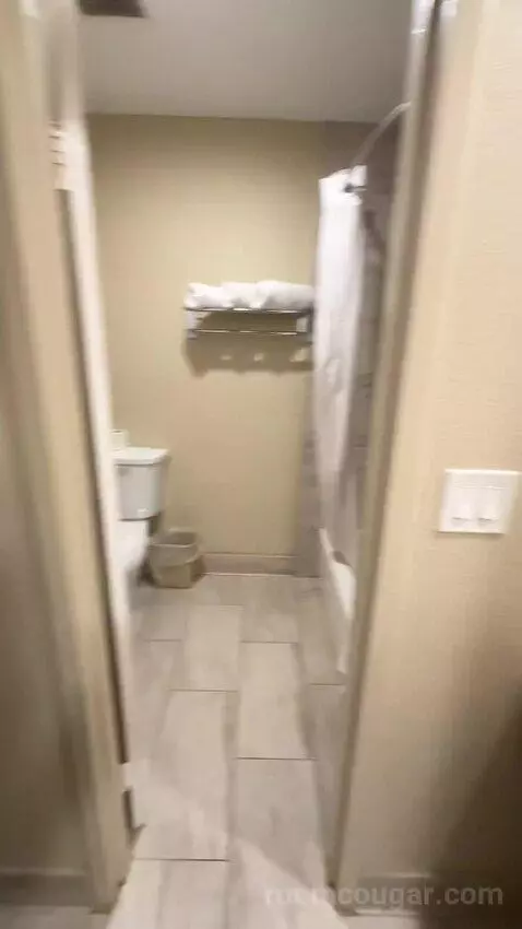 2 Queens (#107) bathroom picture #1