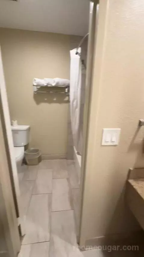 2 Queens (#107) bathroom picture #2
