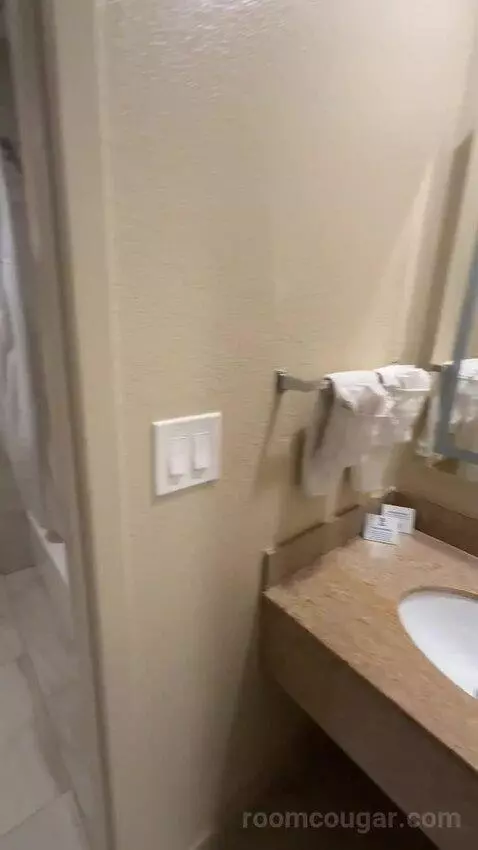 2 Queens (#107) bathroom picture #4