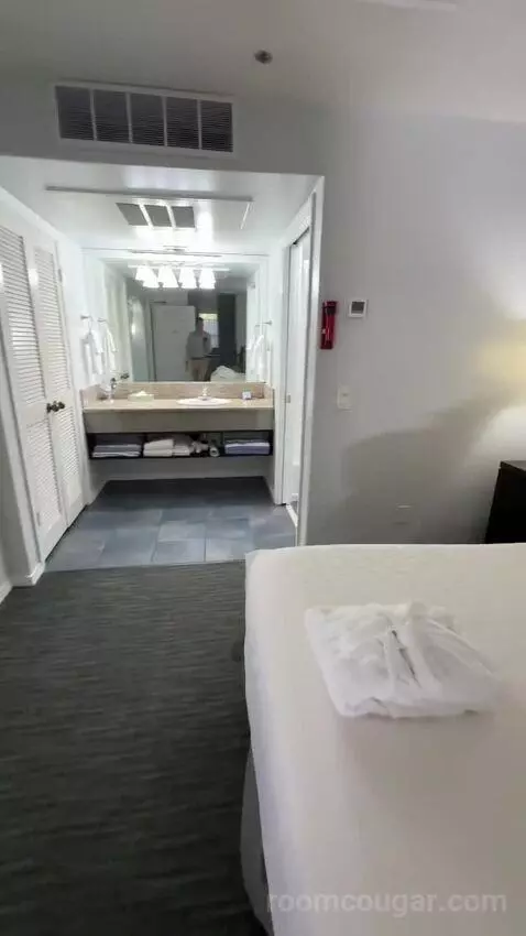 King Room (#121) bed picture #6