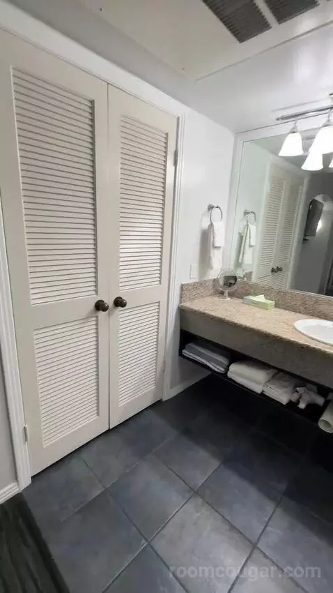 King Room (#121) bathroom picture #2