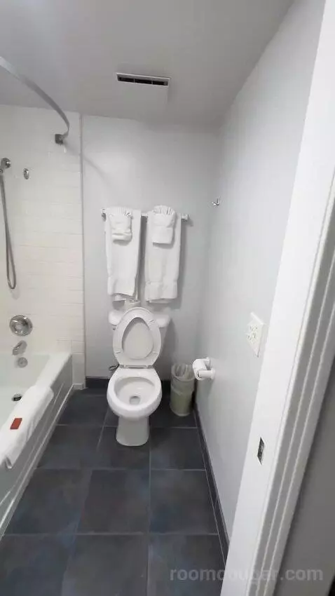 King Room (#121) bathroom picture #6