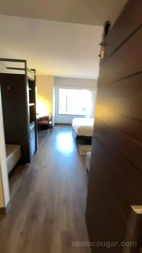 King Room (#916) bed picture #2