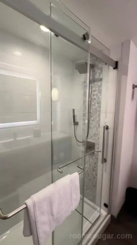 King Room (#916) bathroom picture #1