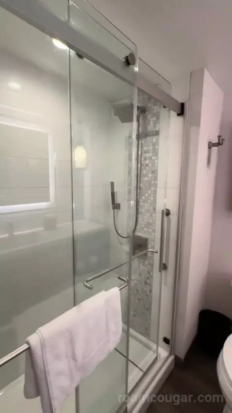 King Room (#916) bathroom picture #2