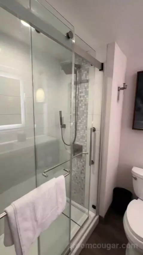 King Room (#916) bathroom picture #3