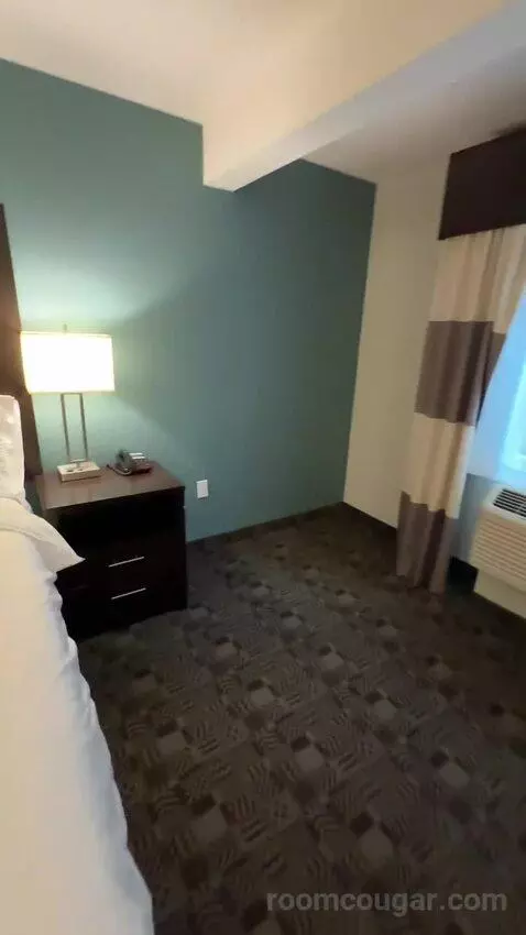 King Room (#118) bed picture #12