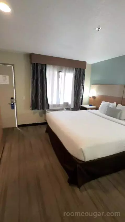 King Room bed picture #10