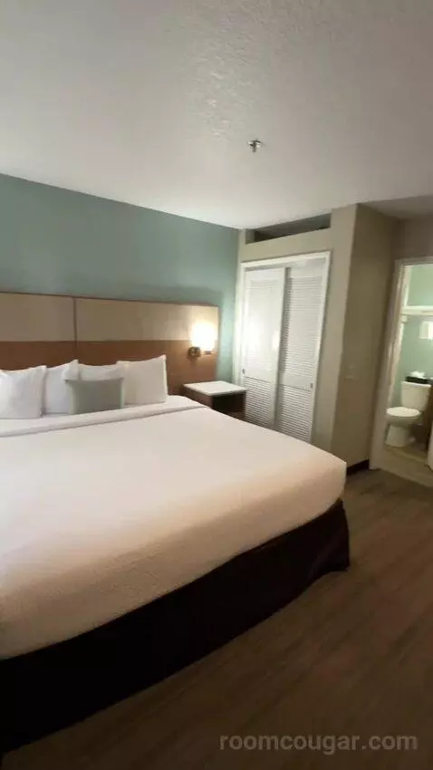 King Room bed picture #5