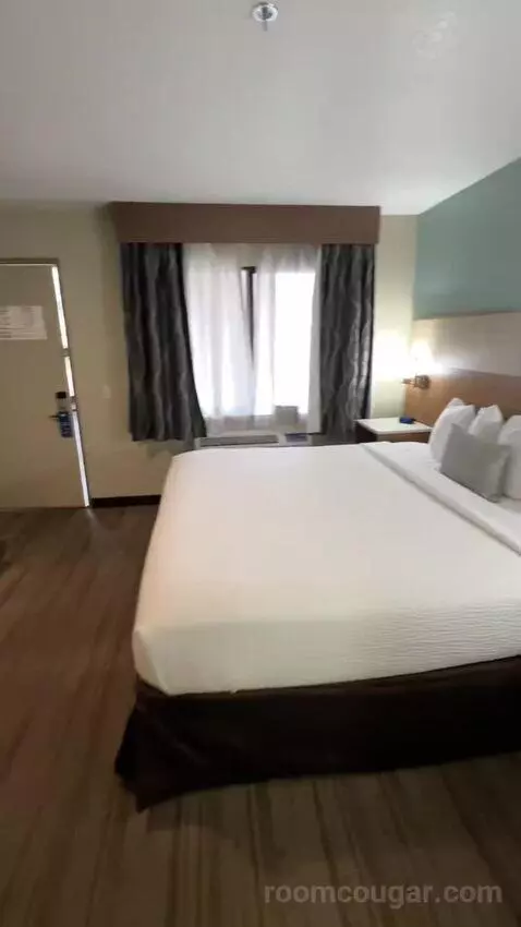 King Room bed picture #11