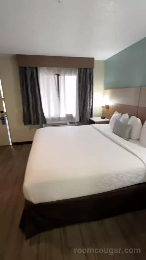 King Room bed picture #12