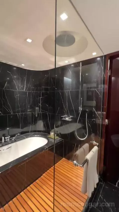 Superior King Room (#609) bathroom picture #2