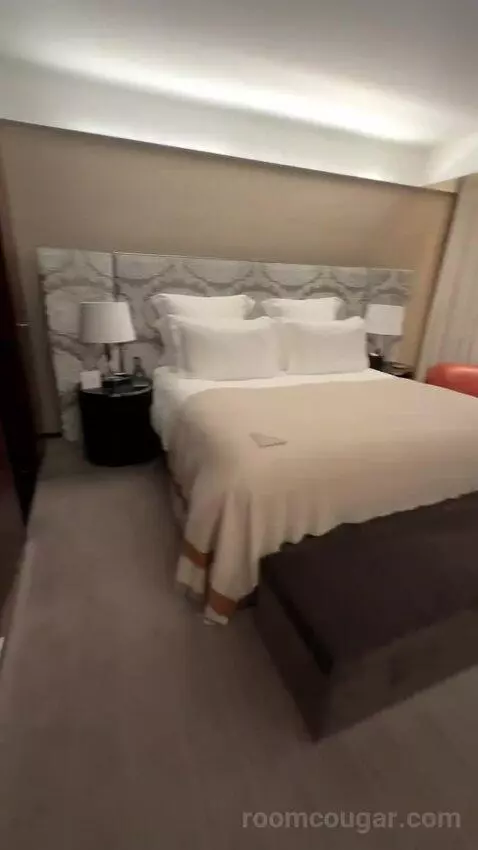 Superior King Room (#609) bed picture #5