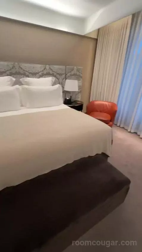 Superior King Room (#609) bed picture #7