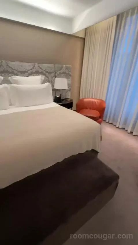 Superior King Room (#609) bed picture #8
