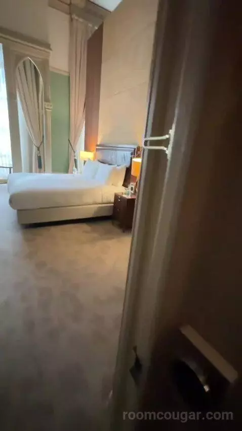 Grand Junior King Suite with Chambers Club Access (#180) bed picture #4