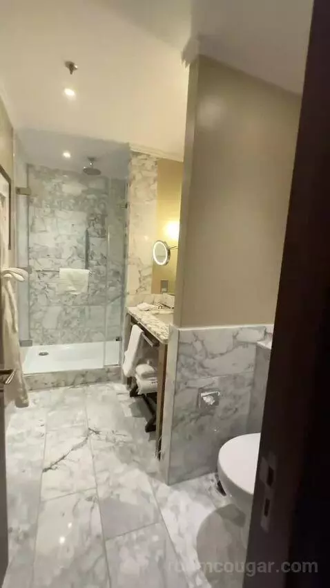 Grand Junior King Suite with Chambers Club Access (#180) bathroom picture #1