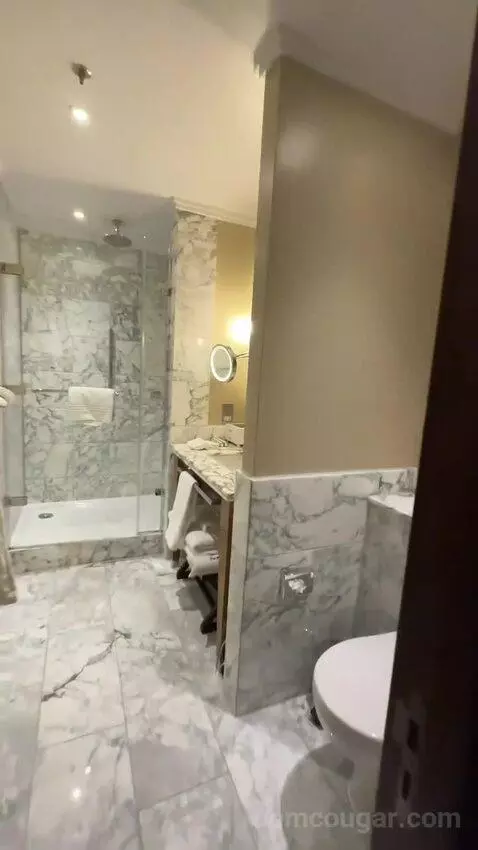 Grand Junior King Suite with Chambers Club Access (#180) bathroom picture #2