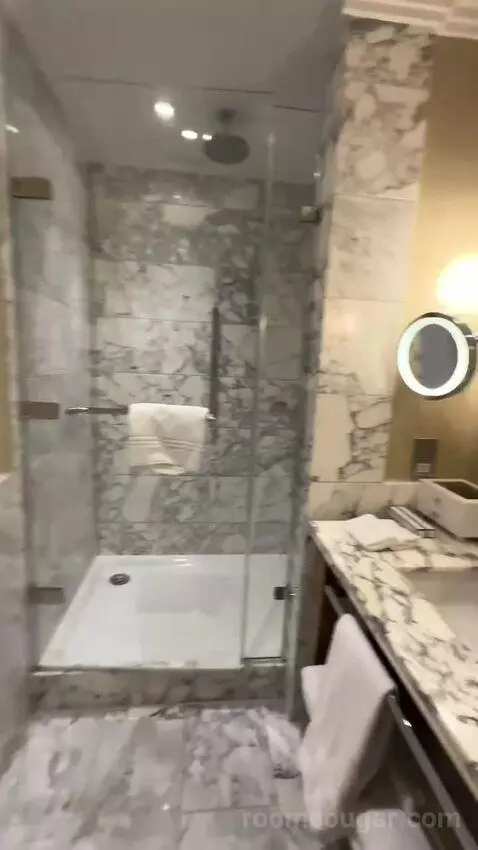 Grand Junior King Suite with Chambers Club Access (#180) bathroom picture #5