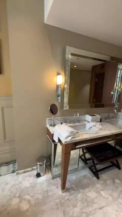 Sir George Gilbert Scott, 1 Bedroom Residential Suite, 1 King bathroom picture #1