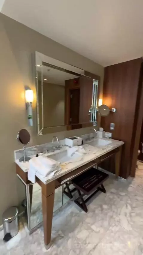 Sir George Gilbert Scott, 1 Bedroom Residential Suite, 1 King bathroom picture #4