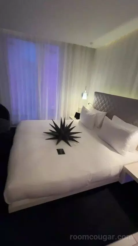 Spectacular Room, Guest Room, 1 King, City View (#605) bed picture #1