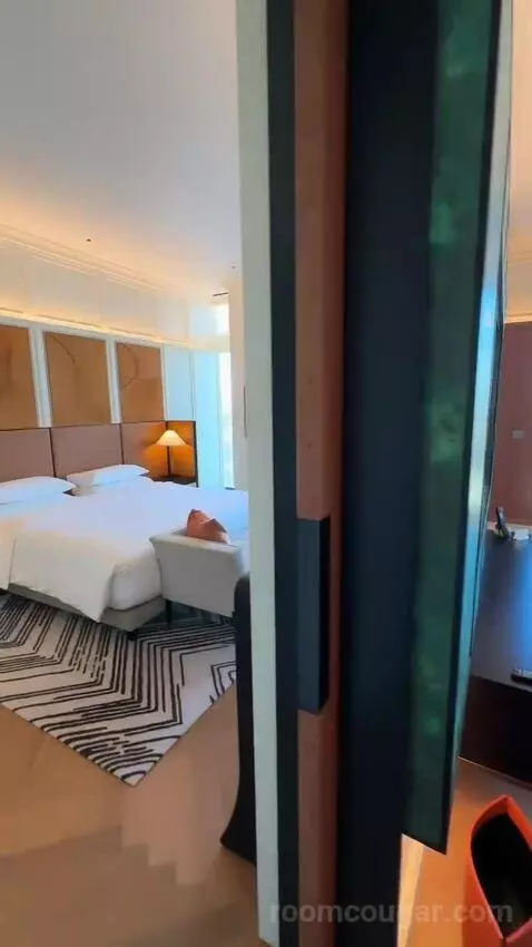 Ambassador Suite (#1707) bed picture #2
