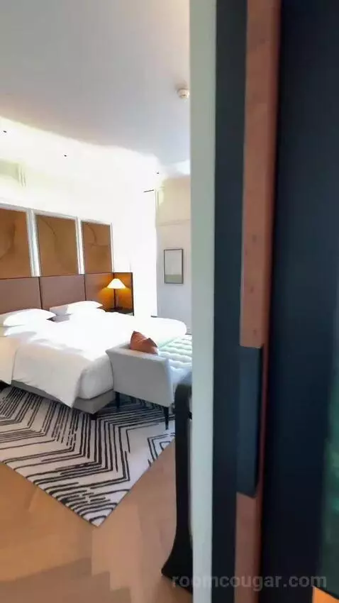 Ambassador Suite (#1707) bed picture #4