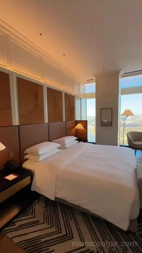 Ambassador Suite (#1707) bed picture #5