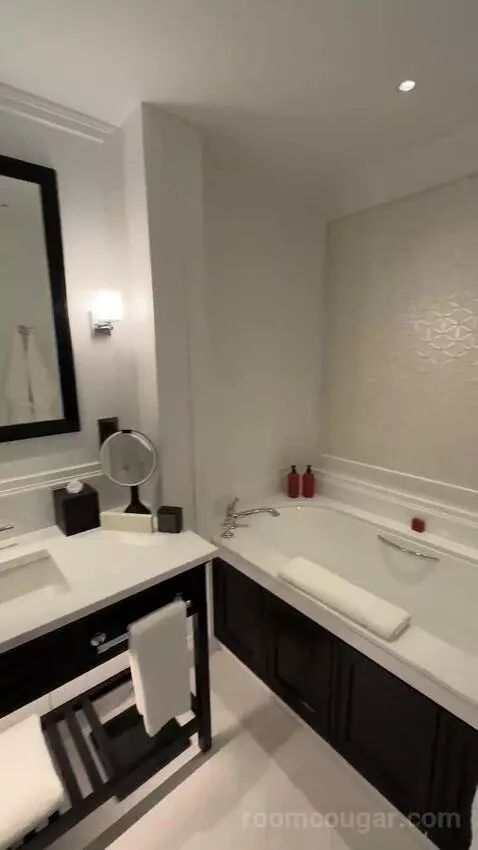 King Room with River View (#1209) bathroom picture #1