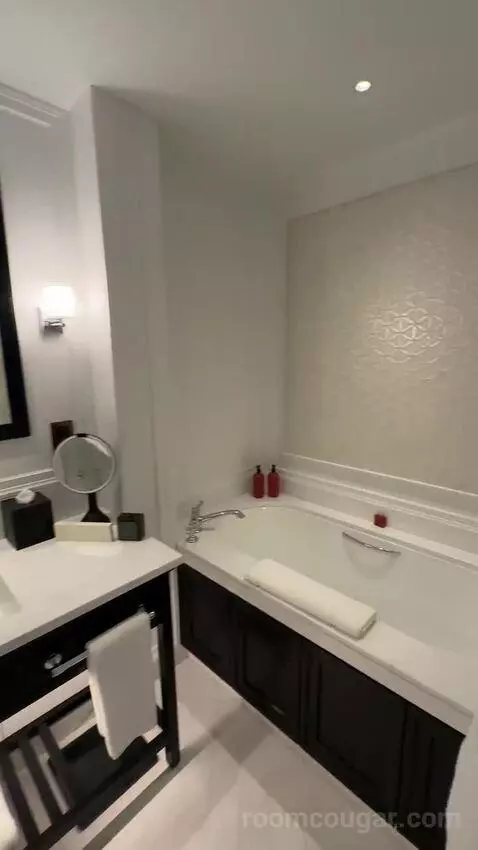 King Room with River View (#1209) bathroom picture #2