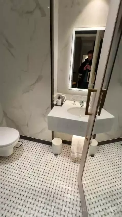 Deluxe King (#29) bathroom picture #1