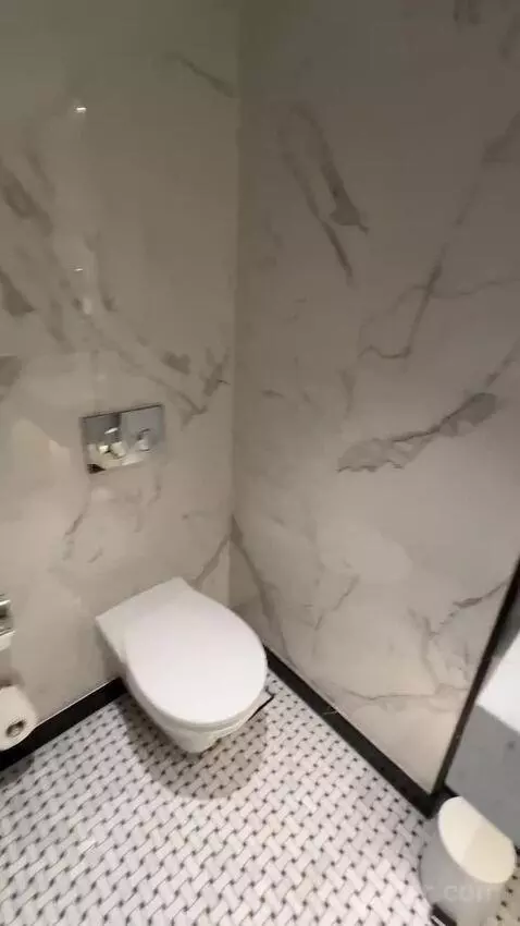 Deluxe King (#29) bathroom picture #2