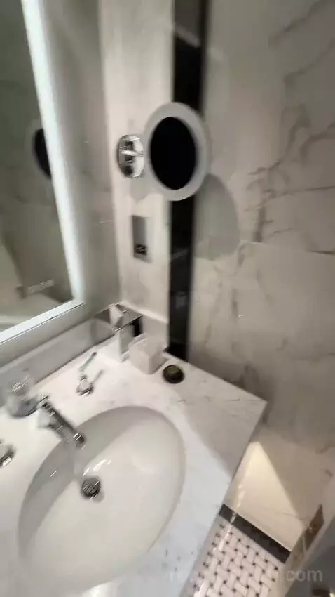 Deluxe King (#29) bathroom picture #3