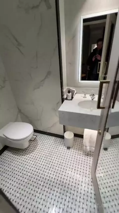 Deluxe King (#29) bathroom picture #4