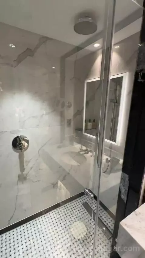 Deluxe King (#29) bathroom picture #6