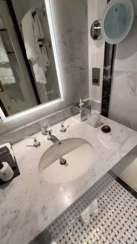 Deluxe King (#29) bathroom picture #8