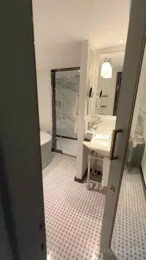 Garden Suite bathroom picture #1
