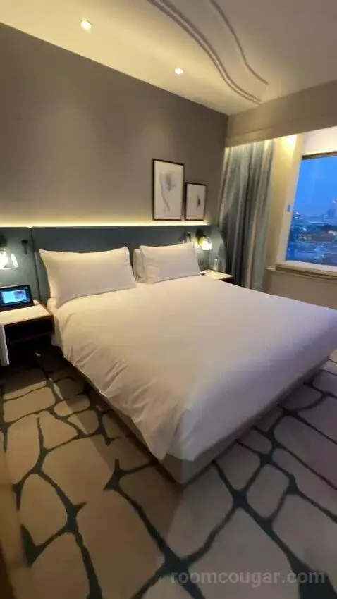 Mayfair Suite (#1418) bed picture #4