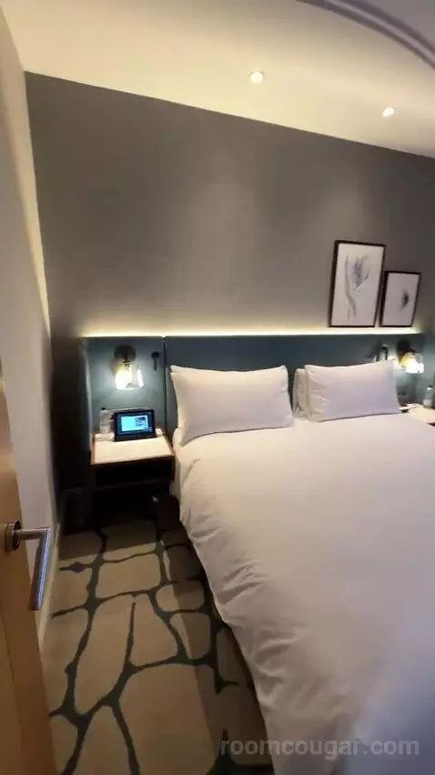 Mayfair Suite (#1418) bed picture #9