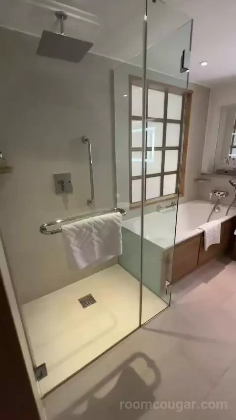 Park Lane Suite with Lounge Access (#1508) bathroom picture #2