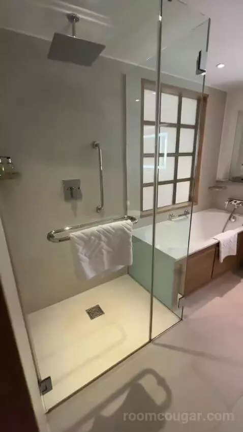 Park Lane Suite with Lounge Access (#1508) bathroom picture #3