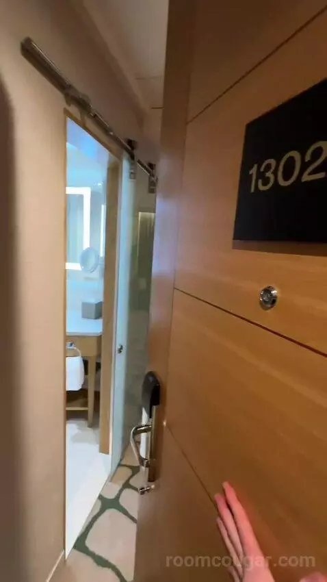 Deluxe King Room (#1302) bed picture #1