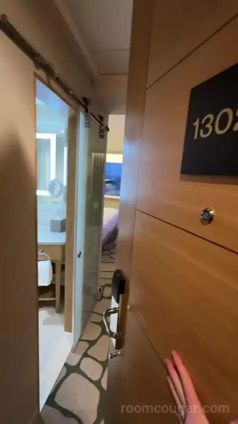 Deluxe King Room (#1302) bed picture #2