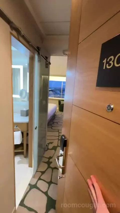 Deluxe King Room (#1302) bed picture #3