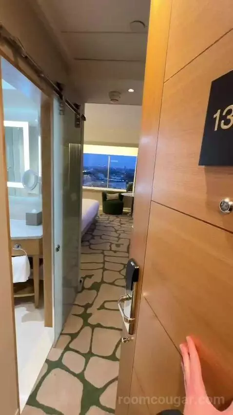 Deluxe King Room (#1302) bed picture #5