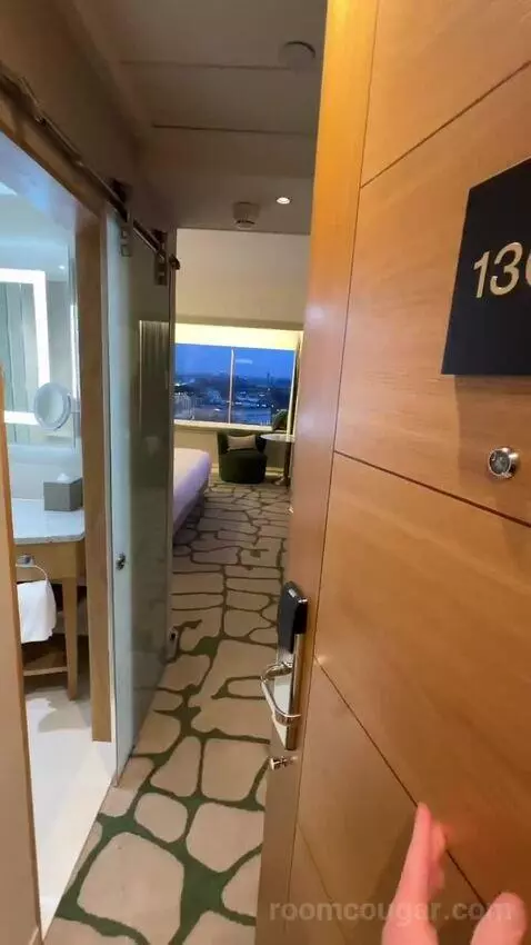 Deluxe King Room (#1302) bed picture #7