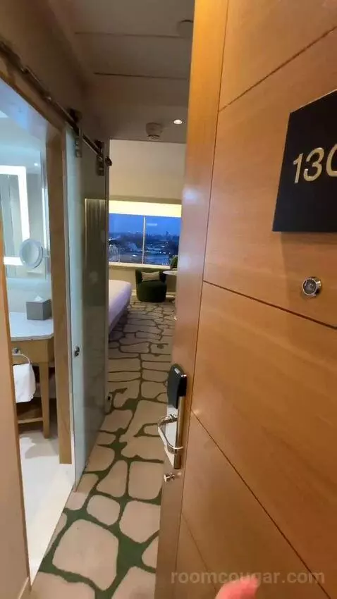 Deluxe King Room (#1302) bed picture #8